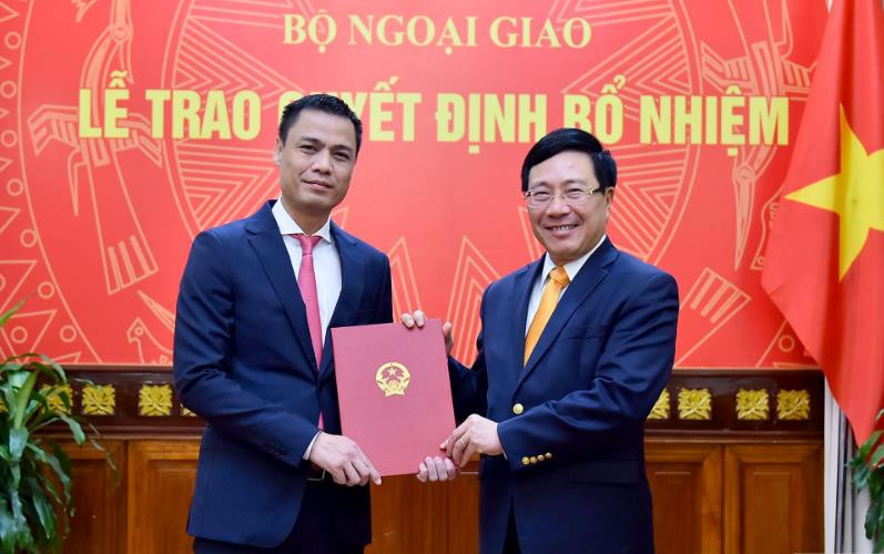 Ủy viên Bộ Chính trị, Phó Thủ tướng, Bộ trưởng Ngoại giao Phạm Bình Minh trao quyết định cho ông Đặng Hoàng Giang. Ảnh: baoquocte.vn