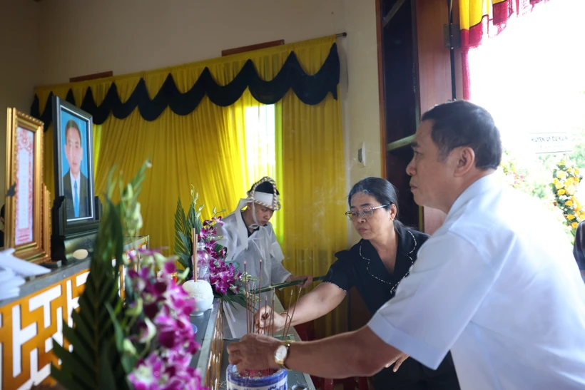 Đoàn công tác tổ chức thăm, viếng người tử vong trong vụ việc. Ảnh: Tuấn Anh – TTXVN