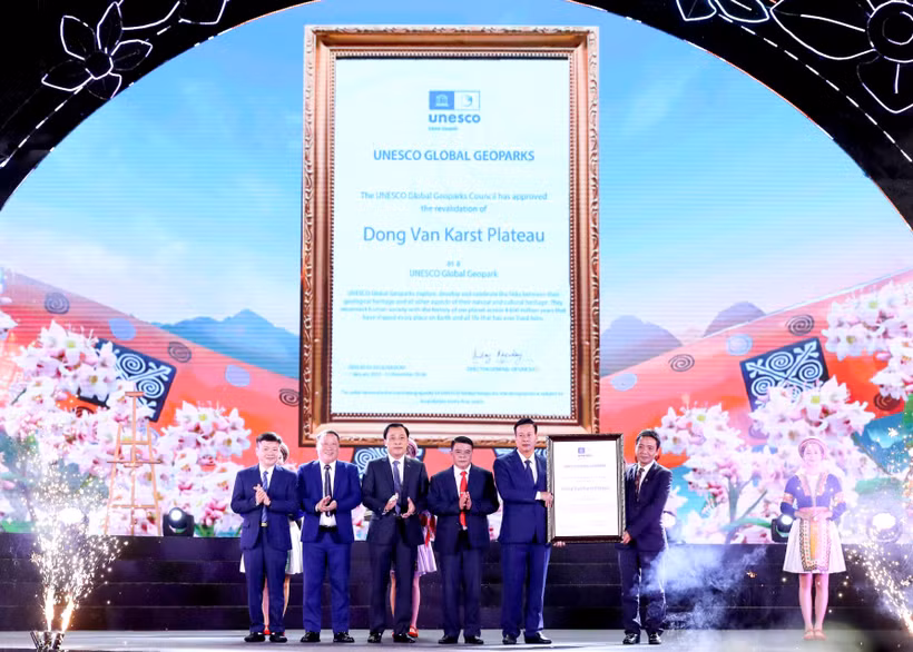 Thứ trưởng Bộ Văn hoá, TT&DL Hoàng Đạo Cương trao Bằng chứng nhận tái công nhận Công viên địa chất toàn cầu UNESCO Cao nguyên đá Đồng Văn lần thứ III cho Chủ tịch UBND tỉnh Nguyễn Văn Sơn và Chủ tịch UBND 4 huyện vùng Cao nguyên đá. Ảnh: baohagiang.vn