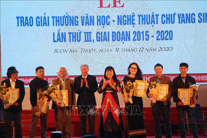 Ban Tổ chức trao giải cho các tác giả đoạt Giải A. Ảnh: Anh Dũng - TTXVN