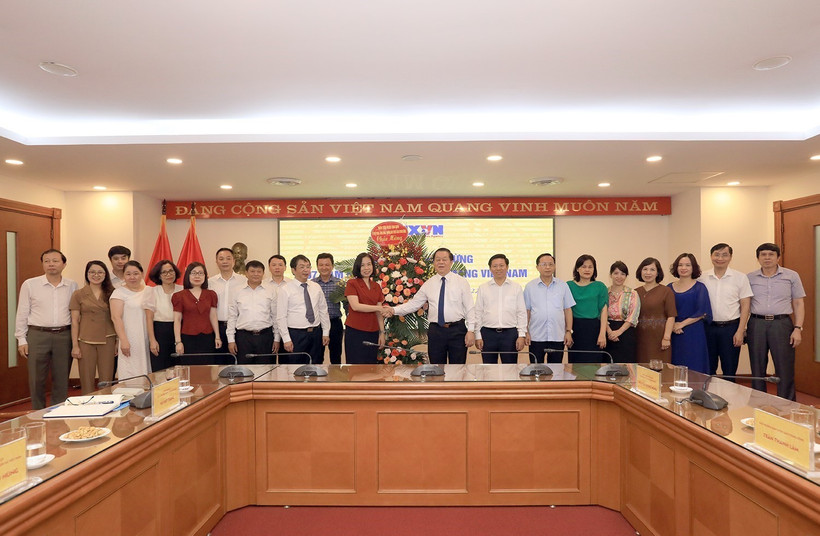 Bí thư Trung ương Đảng, Trưởng Ban Tuyên giáo Trung ương Nguyễn Trọng Nghĩa chúc mừng TTXVN nhân dịp kỷ niệm 97 năm Ngày Báo chí cách mạng Việt Nam. Ảnh: Tuấn Anh - TTXVN