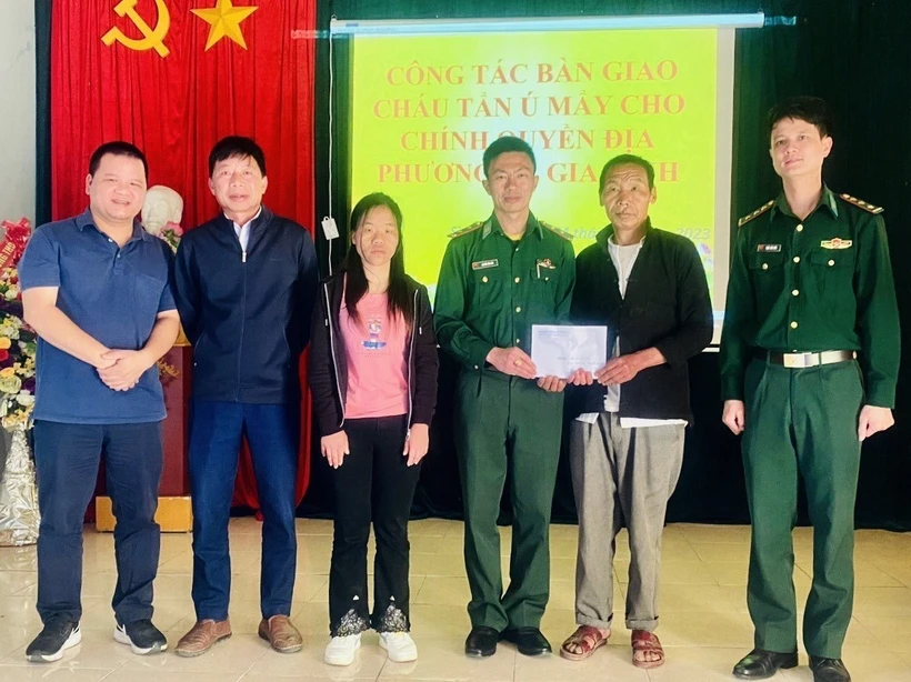 Bộ đội Biên phòng tỉnh Lai Châu phối hợp với Tổ chức Trẻ em Rồng Xanh tiếp nhận nạn nhân Tẩn Ú Mẩy, sinh năm 1996, ở xã Sì Lở Lầu, huyện Phong Thổ, tỉnh Lai Châu bàn giao cho Chính quyền địa phương và đại diện gia đình. Ảnh: TTXVN phát