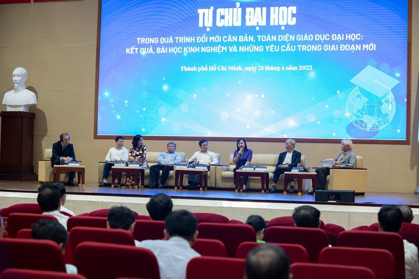 Các nhà quản lý, nhà khoa học trao đổi tại hội thảo tự chủ đại học. Ảnh: giaoducthoidai.vn