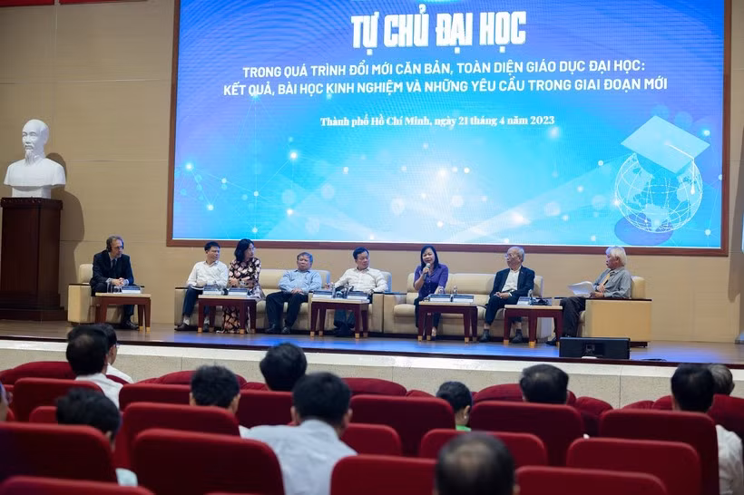 Các nhà quản lý, nhà khoa học trao đổi tại hội thảo tự chủ đại học. Ảnh: giaoducthoidai.vn