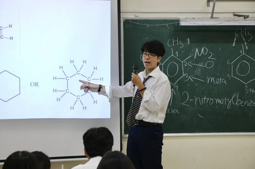 Học sinh Trường THPT Nguyễn Du (Quận 10, Thành phố Hồ Chí Minh) được trải nghiệm trong chương trình "Một ngày làm giáo viên" do nhà trường tổ chức. Ảnh: Thu Hoài - TTXVN