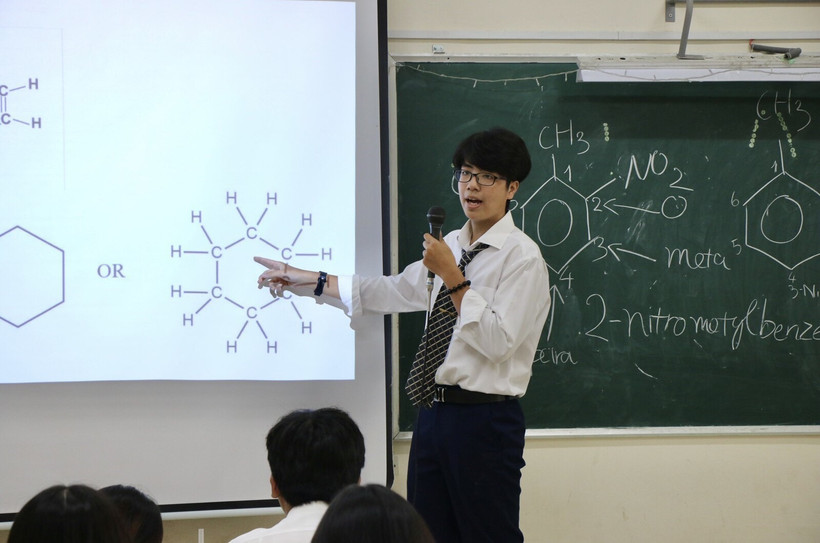 Học sinh Trường THPT Nguyễn Du (Quận 10, Thành phố Hồ Chí Minh) được trải nghiệm trong chương trình "Một ngày làm giáo viên" do nhà trường tổ chức. Ảnh: Thu Hoài - TTXVN