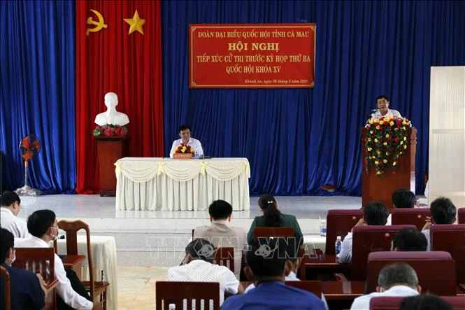 Quang cảnh buổi tiếp xúc cư tri xã Khánh An. Ảnh: Kim Há-TTXVN