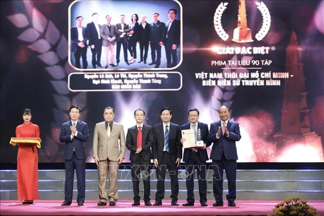 Chủ tịch nước Nguyễn Xuân Phúc và Thường trực Ban Bí thư Võ Văn Thưởng trao giải Đặc biệt cho nhóm tác giả thuộc báo Nhân dân. Ảnh: Minh Quyết - TTXVN