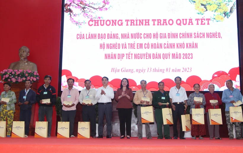 Phó Chủ tịch nước Võ Thị Ánh Xuân trao quà Tết cho đại diện hộ gia đình chính sách nghèo, hộ nghèo tại chương trình. Ảnh: Hồng Thái - TTXVN