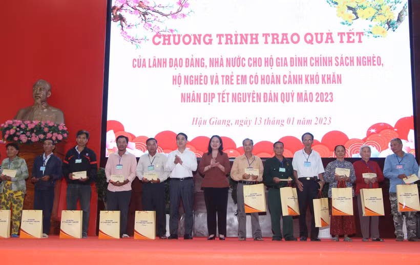 Phó Chủ tịch nước Võ Thị Ánh Xuân trao quà Tết cho đại diện hộ gia đình chính sách nghèo, hộ nghèo tại chương trình. Ảnh: Hồng Thái - TTXVN