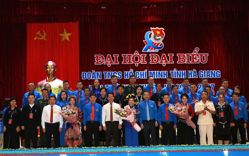 Bí thư Tỉnh ủy Hà Giang Đặng Quốc Khánh và lãnh đạo Trung ương Đoàn tặng hoa chúc mừng Ban Chấp hành Đại hội Đoàn Thanh niên Cộng sản Hồ Chí Minh tỉnh Hà Giang lần thứ XVII, nhiệm kỳ 2022 - 2027. Ảnh: Minh Tâm-TTXVN