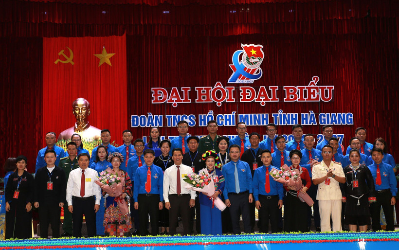 Bí thư Tỉnh ủy Hà Giang Đặng Quốc Khánh và lãnh đạo Trung ương Đoàn tặng hoa chúc mừng Ban Chấp hành Đại hội Đoàn Thanh niên Cộng sản Hồ Chí Minh tỉnh Hà Giang lần thứ XVII, nhiệm kỳ 2022 - 2027. Ảnh: Minh Tâm-TTXVN