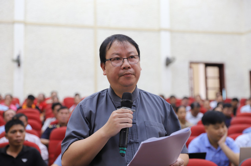 Cử tri Vi Tiến Vượng, Trưởng Phòng Giáo dục và Đào tạo huyện Bình Liêu, phát biểu ý kiến, kiến nghị gửi tới kỳ họp thứ 6, Quốc hội khoá XV. Ảnh: baoquangninh.vn