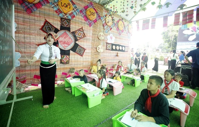 Một bức ảnh trong Không gian trưng bày, trình diễn văn hóa các dân tộc và Triển lãm ảnh tư liệu về các dân tộc, tôn giáo ở Việt Nam trong sự nghiệp xây dựng và bảo vệ Tổ quốc. Ảnh: Đức Tưởng-TTXVN