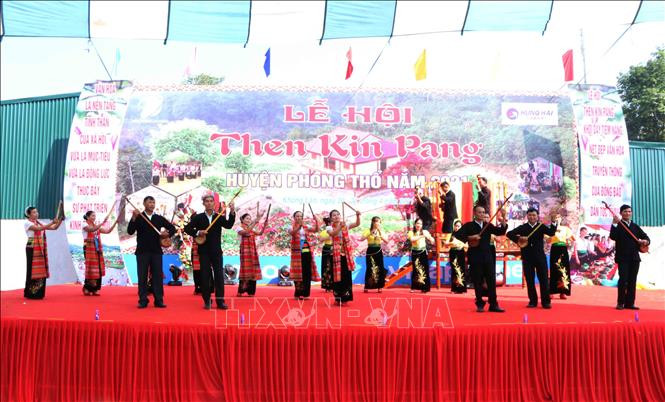 Tiết mục văn nghệ trong lễ hội Then Kin Pang ở huyện Phong Thổ. Ảnh: Nguyễn Oanh-TTXVN