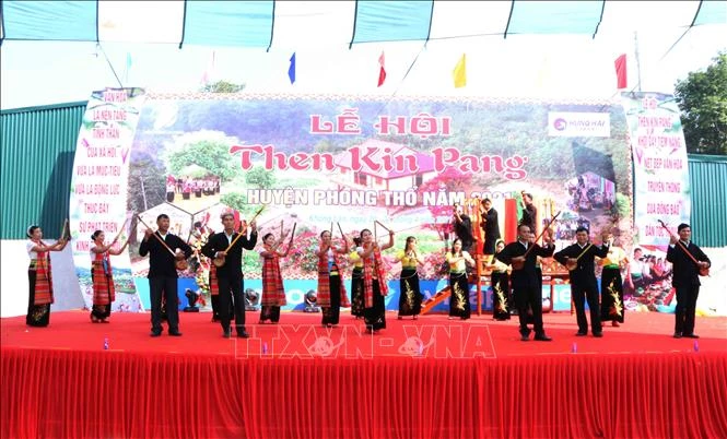 Tiết mục văn nghệ trong lễ hội Then Kin Pang ở huyện Phong Thổ. Ảnh: Nguyễn Oanh-TTXVN