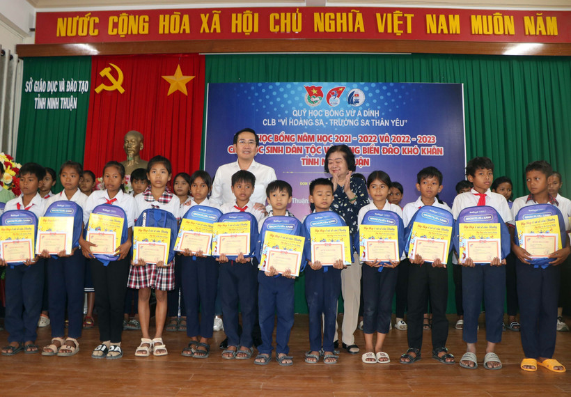 Trao 150 suất học bổng Vừ A Dính tặng học sinh nghèo Ninh Thuận