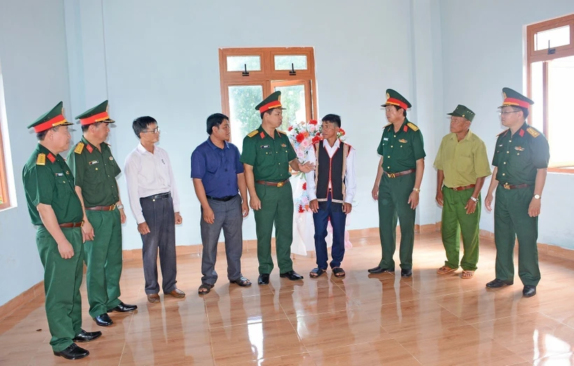 Binh đoàn 15 bàn giao nhà từ nguồn kinh phí Binh đoàn hỗ trợ cho người dân tộc thiểu số tại làng Krêl2, xã Ia Krêl, huyện Đức Cơ (Gia Lai). Ảnh: Hồng Điệp - TTXVN