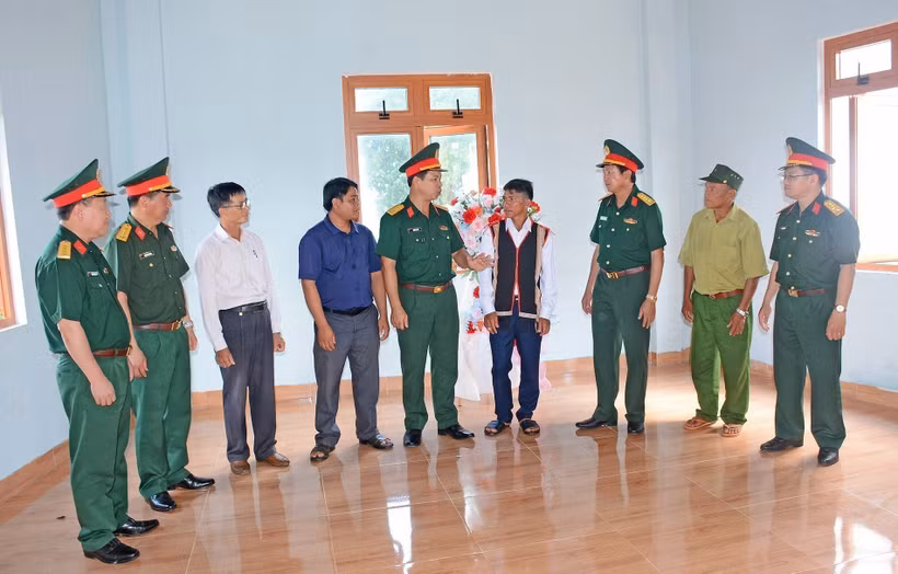 Binh đoàn 15 bàn giao nhà từ nguồn kinh phí Binh đoàn hỗ trợ cho người dân tộc thiểu số tại làng Krêl2, xã Ia Krêl, huyện Đức Cơ (Gia Lai). Ảnh: Hồng Điệp - TTXVN