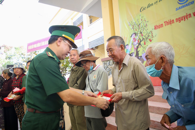 Đại tá Phạm Đình Triệu, Chính uỷ Bộ đội Biên phòng Tây Ninh tặng quà cho người dân vùng biên giới. Ảnh: Giang Phương - TTXVN