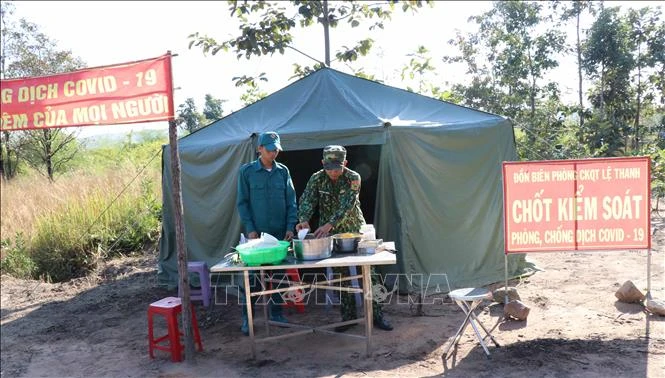Tại các chốt kiểm soát dịch COVID-19 trên các tuyến biên giới tỉnh Gia Lai, cán bộ, chiến sỹ biên phòng cũng gói bánh chưng ăn Tết cổ truyền. Ảnh: Hồng Điệp - TTXVN