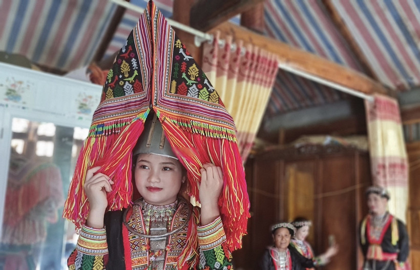 Trang phục truyền thống của cô dâu người Dao đỏ ấn tượng với chiếc "sừng" trên đầu. Ảnh: Tuấn Anh-TTXVN