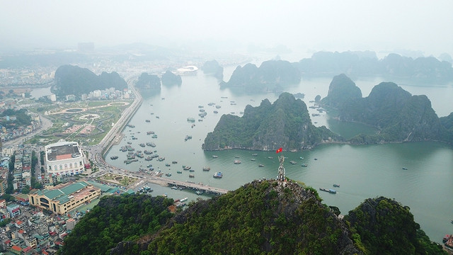 Đỉnh núi Bài Thơ nơi ngắm cảnh vịnh Hạ Long tuyệt đẹp. Ảnh: thanhnien.vn