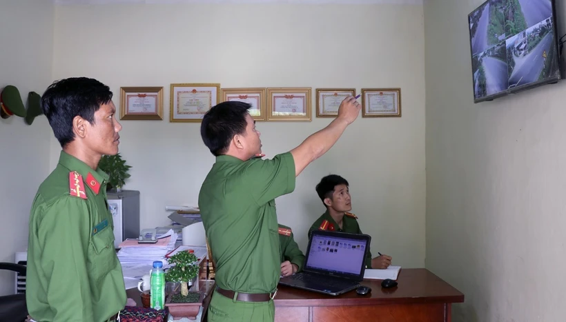 Cán bộ, chiến sĩ công an xã Xuân Quang 3 nắm bắt tình hình an ninh trật tự qua hệ thống camera an ninh. Ảnh: Xuân Triệu – TTXVN