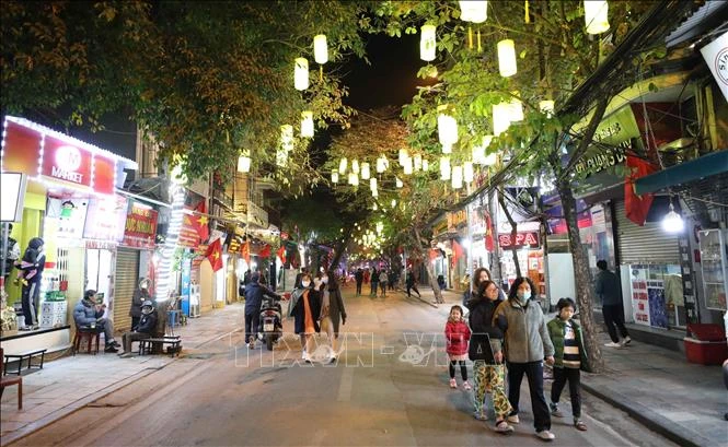 Người dân trải nghiệm phố đi bộ mới được mở rộng. Ảnh: Thanh Tùng - TTXVN