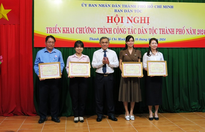 Trưởng Ban Dân tộc Thành phố Hồ Chí Minh Huỳnh Văn Hồng Ngọc trao giấy khen cho các tập thể dẫn đầu cụm thi đua năm 2023. Ảnh: hochiminhcity.gov.vn