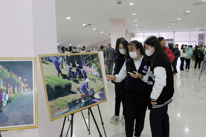 Nhiều học sinh các trường Phổ thông Trung học khá thích thú với các hình ảnh tại triển lãm. Ảnh: Chu Quốc Hùng - TTXVN