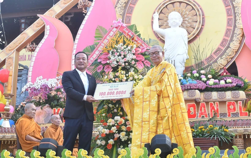 Hòa thượng Thích Châu Quang (phải), Trưởng Ban Trị sự giáo hội Phật giáo Việt Nam tỉnh Đắk Lắk trao kinh phí hỗ trợ Ủy ban MTTQ Việt Nam tỉnh triển khai hoạt động an sinh xã hội. Ảnh: Nguyên Dung – TTXVN
