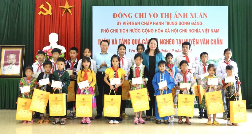 Phó Chủ tịch nước Võ Thị Ánh Xuân tặng quà cho học sinh tiêu biểu của huyện Văn Chấn. Ảnh: Tuấn Anh - TTXVN