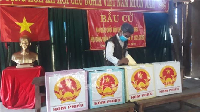 Cử tri tiến hành bỏ phiếu vào thùng phiếu đảm bảo đúng quy định. Ảnh: Tường Quân – TTXVN