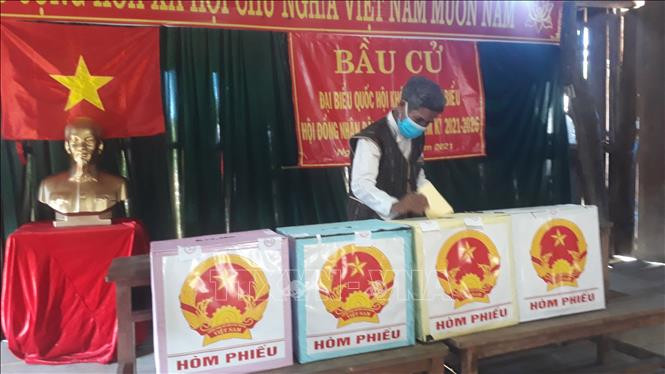 Cử tri tiến hành bỏ phiếu vào thùng phiếu đảm bảo đúng quy định. Ảnh: Tường Quân – TTXVN