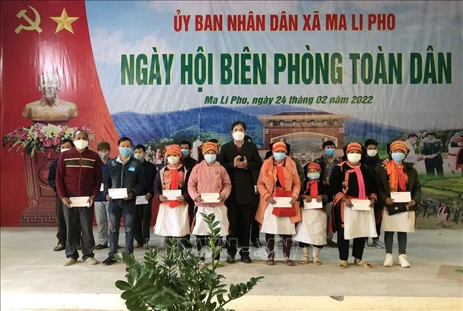 Tặng quà cho cho người có uy tín, hộ nghèo trên địa bàn xã Ma Ly Pho Ma Ly Pho, huyện Phong Thổ, tỉnh Lai Châu. Ảnh: TTXVN phát