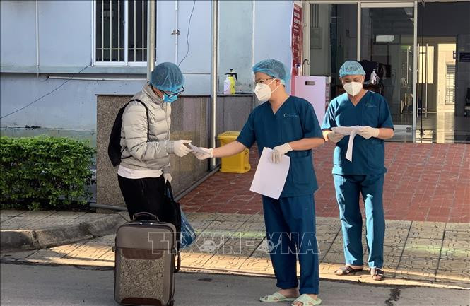 Bệnh nhân làm thủ tục hoàn thành cách ly . Ảnh: TTXVN phát