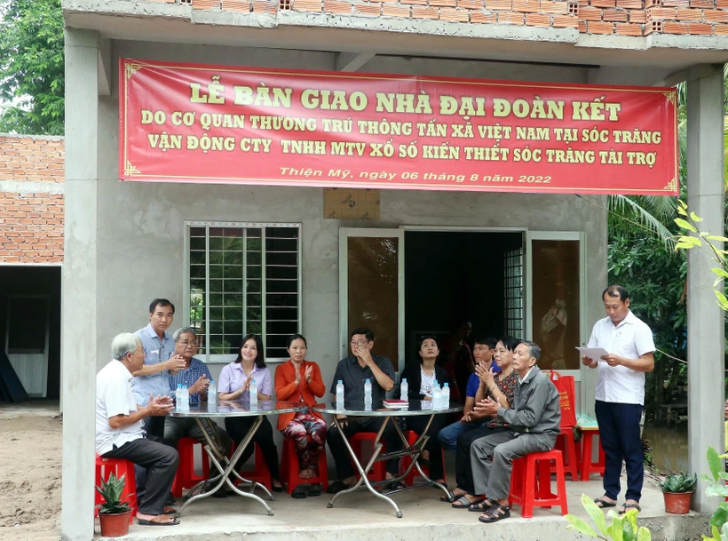 Toàn cảnh Lễ bàn giao nhà Đại đoàn kết cho hộ bà Trần Thị Mỹ Vân. Ảnh: Trung Kiên - TTXVN