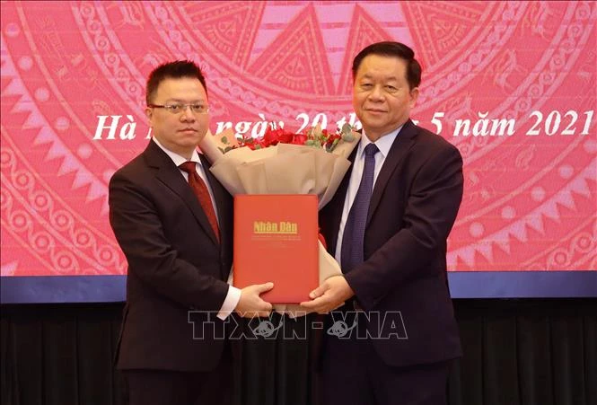 Trưởng Ban Tuyên giáo Trung ương Nguyễn Trọng Nghĩa trao Quyết định của Bộ Chính trị phân công đồng chí Lê Quốc Minh giữ chức vụ Tổng Biên tập Báo Nhân Dân. Ảnh: Nguyễn Điệp - TTXVN