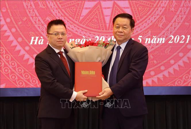 Trưởng Ban Tuyên giáo Trung ương Nguyễn Trọng Nghĩa trao Quyết định của Bộ Chính trị phân công đồng chí Lê Quốc Minh giữ chức vụ Tổng Biên tập Báo Nhân Dân. Ảnh: Nguyễn Điệp - TTXVN