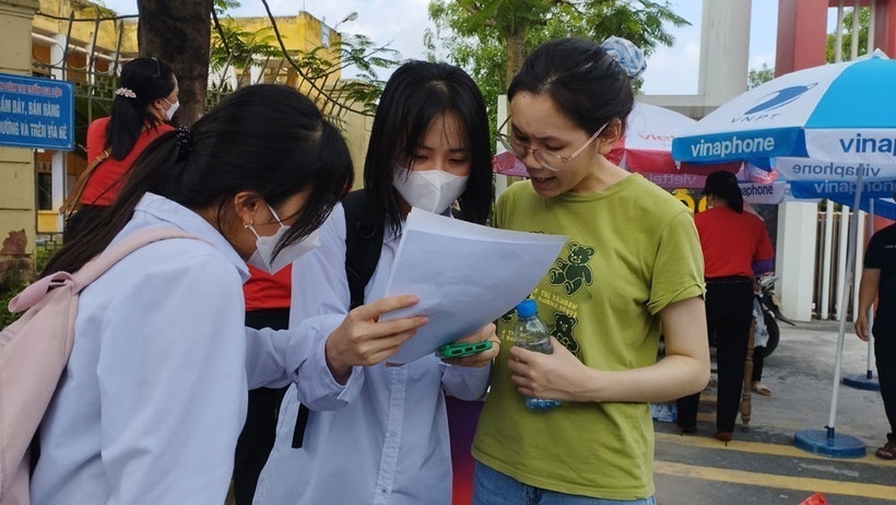 Các thí sinh thảo luận sau khi kết thúc môn thi tại điểm thi trường Trung học phổ thông Gia Lộc, huyện Gia Lộc, tỉnh Hải Dương. Ảnh: Mạnh Minh - TTXVN