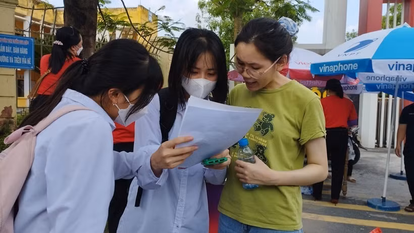 Các thí sinh thảo luận sau khi kết thúc môn thi tại điểm thi trường Trung học phổ thông Gia Lộc, huyện Gia Lộc, tỉnh Hải Dương. Ảnh: Mạnh Minh - TTXVN