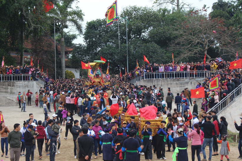 Mỗi năm, có tới hàng trăm ngàn lượt khách hành hương tìm về đền Đông Cuông dâng hương kính Mẫu Đệ Nhị Thượng ngàn. Ảnh: TTXVN phát