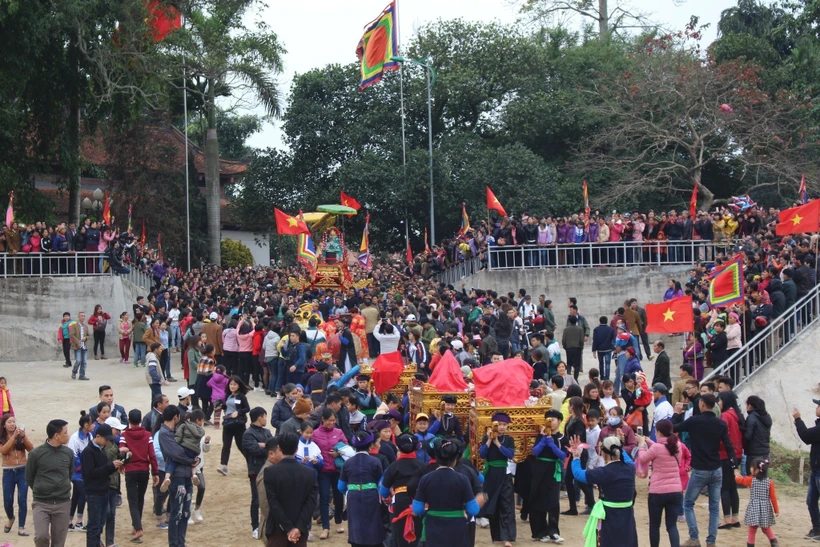 Mỗi năm, có tới hàng trăm ngàn lượt khách hành hương tìm về đền Đông Cuông dâng hương kính Mẫu Đệ Nhị Thượng ngàn. Ảnh: TTXVN phát