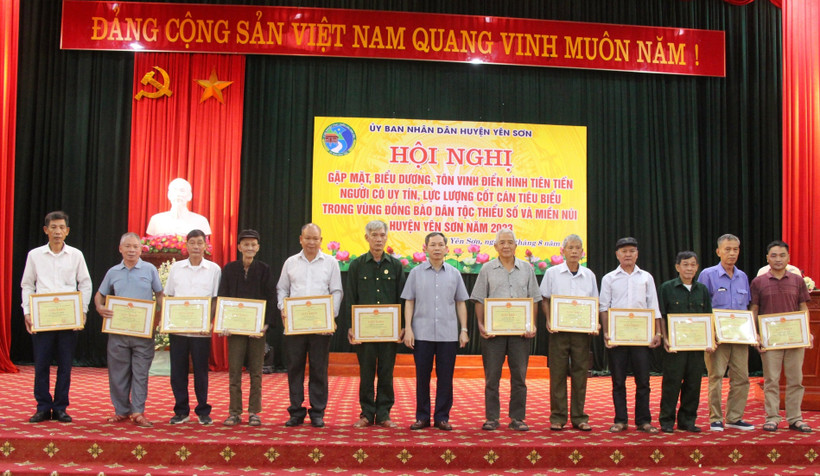 Ông Phạm Ninh Thái, Bí Thư Huyện ủy Yên Sơn trao giấy khen Giấy khen cho các cá nhân, người uy tín, lực lượng cốt cán tiêu biểu. Ảnh: Văn Thưởng
