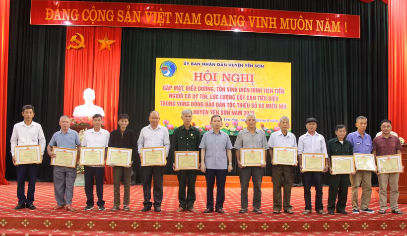 Ông Phạm Ninh Thái, Bí Thư Huyện ủy Yên Sơn trao giấy khen Giấy khen cho các cá nhân, người uy tín, lực lượng cốt cán tiêu biểu. Ảnh: Văn Thưởng
