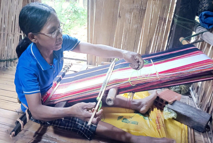 Những ngày cuối tháng 3, người dân thôn Hà Ri vui mừng hơn bao giờ hết khi hay tin nghề dệt thổ cẩm truyền thống được UBND tỉnh công nhận đạt chuẩn làng nghề. Ảnh: Lê Phước Ngọc - TTXVN potal-co-hoi-moi-cho-nghe-det-tho-cam-ha-ri-o-binh-dinh-7928950.jpg