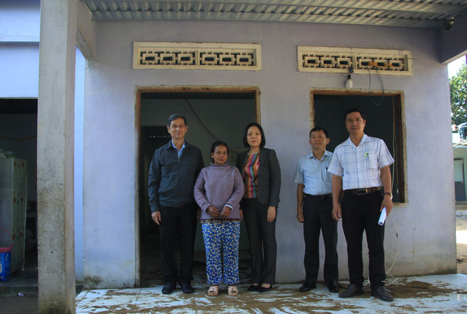 Đoàn kiểm tra công tác sửa chữa nhà tạm, nhà dột nát tỉnh Khánh Hòa thăm hộ gia đình bà Mấu Thị Yêu (thứ 2, từ trái sang) tại xã Ba Cụm Bắc, huyện Khánh Sơn đang ở giai đoạn vệ sinh sau sửa chữa. Ảnh: Phan Sáu - TTXVN potal-hon-780-ho-ngheo-tai-khanh-hoa-duoc-sua-chua-nha-cua-don-tet-7817013-1.jpg