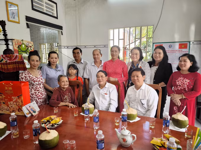 potal-pho-chu-tich-quoc-hoi-nguyen-duc-hai-tham-chuc-tet-tai-ben-tre-7815077.jpg