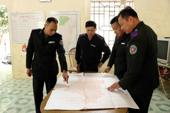 Lực lượng cán bộ Ban Quản lý rừng đặc dụng, phòng hộ họp bàn phương án tuần tra bảo vệ rừng dịp Tết. Ảnh: Trần Trang - TTXVN potal-tet-cua-nhung-nguoi-giu-rung-o-khu-du-tru-thien-nhien-than-sa-phuong-hoang-thai-nguyen-7823497.jpg